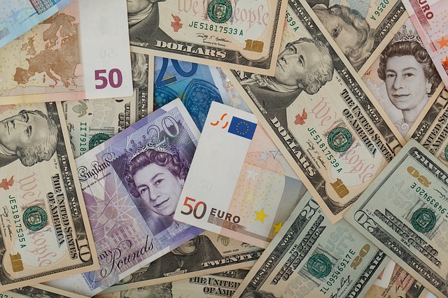 banknoty w różnych walutach