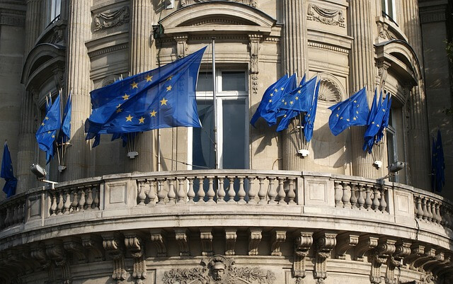 flagi unii europejskiej powiewające przy budynku
